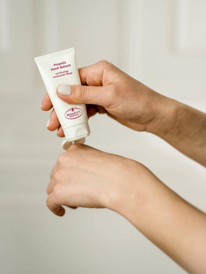 Koerperpflege Teaser Remmeles Propolis Hand Balsam wird auf die Haut aufgetragen