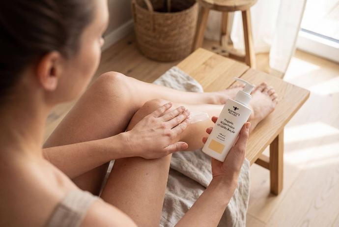 Remmele Propolis Koerperlotion wird auf Arme und Koerper aufgetragen