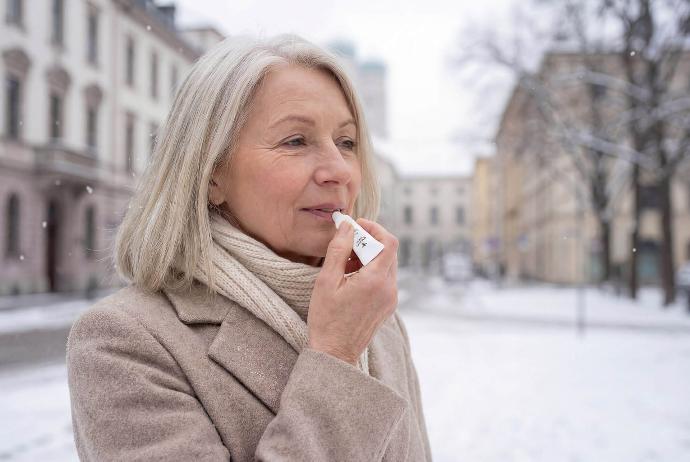 Remmele Propolis Lippenbalsam wird auf die Lippen aufgetragen