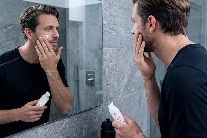 Remmele Propolis Pro Hydro Feuchtigkeitscreme wird auf das Gesicht aufgetragen