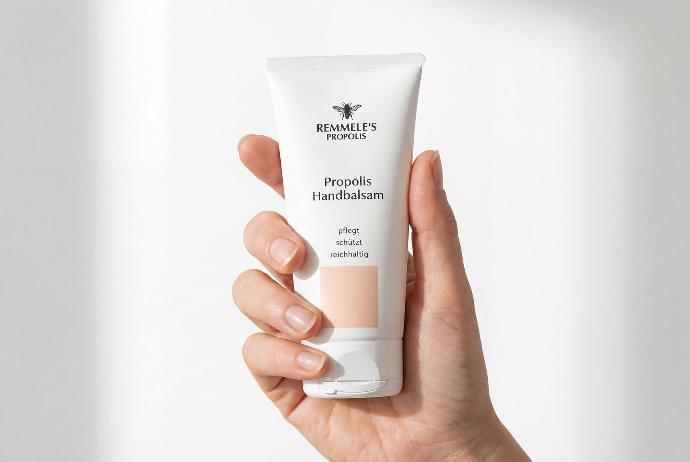 Propolis Hand Balsam auftragen – tägliche Handpflege von Remmele’s Propolis