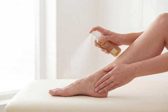 Propolis Fußpflege von Remmele’s Propolis – Balsam Spray in der Anwendung